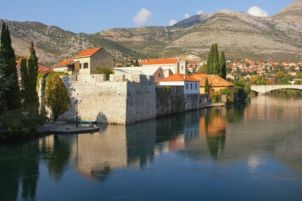 Vista del casco antiguo de la ciudad de Trebinje y el río Trebisnjica en el soleado día de otoño. Bosnia y Herzegovina, República Srpska —  Fotos de Stock