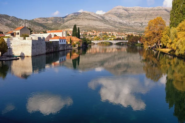 Krásná podzimní krajina. Pohled na řeku Trebisnjica za slunečného dne. Bosna a Hercegovina, Republika Srpská, město Trebinje — Stock fotografie