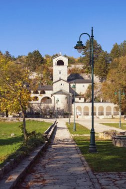 Tapınağa giden yol. Güneşli bir sonbahar gününde antik Çetince Manastırı 'nın (Sırp Ortodoks Kilisesi Manastırı) manzarası. Karadağ, Çetince kenti