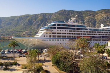 Kotor, Karadağ - 25 Ekim 2019: Sirena yolcu gemisi Kotor şehrine vardı