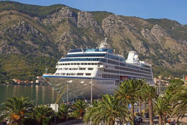 Kotor, Karadağ - 25 Ekim 2019: Sirena yolcu gemisi Kotor şehrine vardı