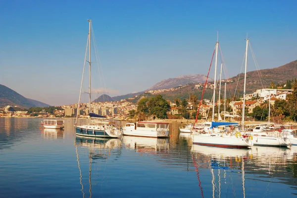 Soleado invierno, hermoso paisaje mediterráneo. Montenegro, Mar Adriático, Bahía de Kotor, vista de la ciudad de Herceg Novi — Foto de Stock