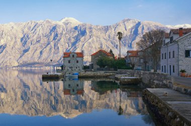 Güzel bir kış Akdeniz manzarası. Karadağ, Adriyatik Denizi, Kotor Körfezi. Stoliv 'in sahil köyü manzarası 