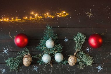 Noel zamanı. Koyu kırsal arka planda Noel süsleri, geceleri küçük köylü manzarası, dijital kompozit.