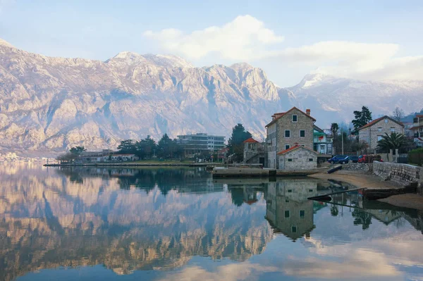 Güzel bir kış Akdeniz manzarası. Karadağ, Adriyatik Denizi. Prcanj sahil kenti yakınlarındaki Kotor Körfezi manzarası 