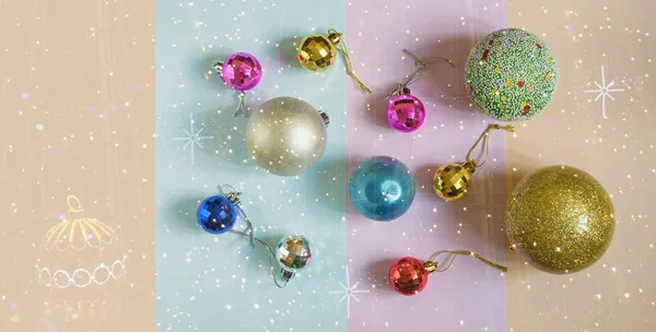 色の紙やライトのガーランドの背景に異なるサイズの明るいクリスマスボール。フラットレイアウト、テキストのためのフリースペース — ストック写真