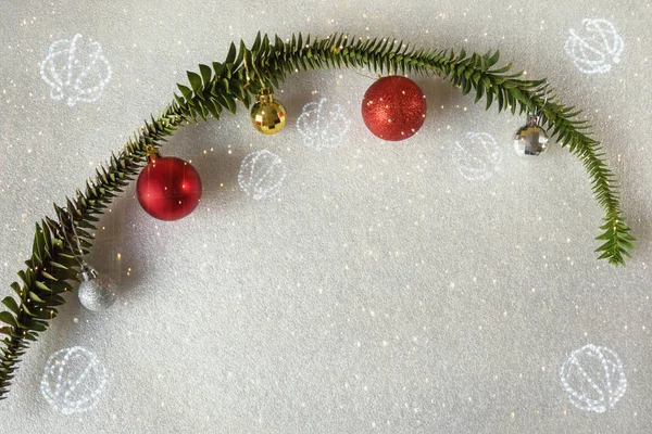 Noel süsleri. Bunya çamı dalında renkli noel topları; parlak festoon aydınlatması - dijital kompozit. Metin için boş alan — Stok fotoğraf