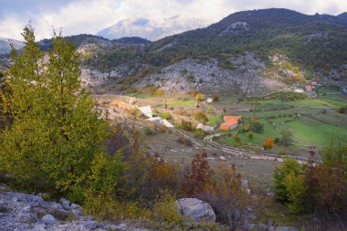 Dağlarda küçük bir köyle sonbahar manzarası. Balkanlar, Dinariç Alpleri, Karadağ, Sitnica bölgesi