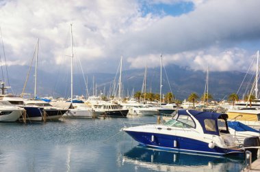 Marina. Karadağ, Adriyatik Denizi, Kotor Körfezi, Tivat şehri. Porto Karadağ 'da kışın yat marinası manzarası