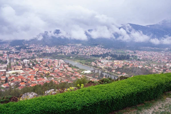 Mlhavý jarní den. Pohled na město Trebinje z kopce Crkvina. Bosna a Hercegovina, Republika Srpská — Stock fotografie