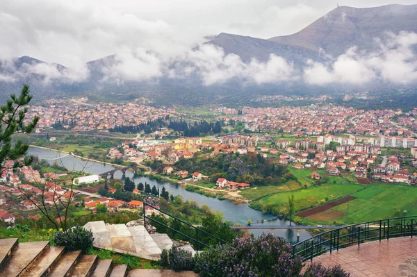 Deštivý jarní den. Bosna a Hercegovina. Pohled na město Trebinje a řeku Trebisnjica z kopce Crkvina — Stock fotografie