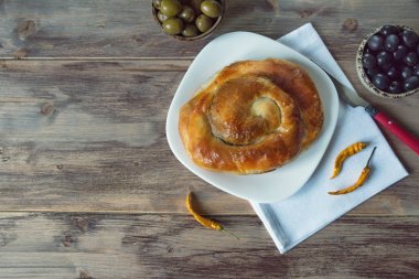 Balkan mutfağı. Peynirli Burek, popüler ulusal yemek. Metin için boş alan, düz uzanma 