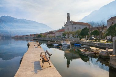 Güzel bir kış Akdeniz manzarası. Karadağ, St. Nicholas Kilisesi ile Kotor Körfezi ve Prcanj kasabası manzarası