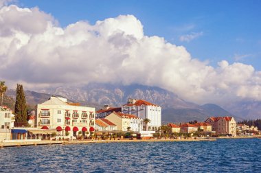 Güzel Akdeniz manzarası. Karadağ, Kotor Körfezi. Güneşli kış gününde Tivat şehrinin seddini görün