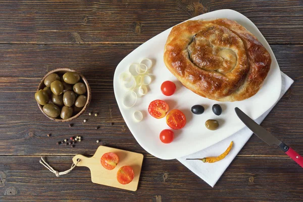 Cozinha balcânica. Burek, doces cheios - prato nacional popular. Fundo rústico, deitado plano. Espaço livre para texto — Fotografia de Stock