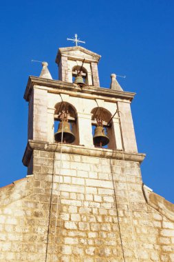 Mavi gökyüzüne karşı çan kulesi. Karadağ. Lepetane köyündeki Aziz Anthony Kilisesi.