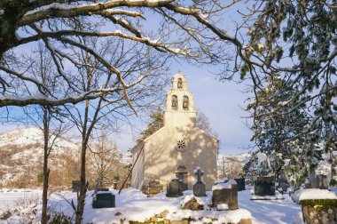 Güneşli kış günlerinde kilise avlusu olan küçük bir köy kilisesi. Karadağ, Lovcen Ulusal Parkı, Njegusi