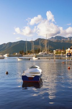 Suyun üzerinde tekneleri olan güzel Akdeniz manzarası. Karadağ, Adriyatik Denizi, Kotor Körfezi, Tivat