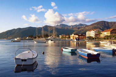 Suyun üzerinde tekneleri olan güzel Akdeniz manzarası. Karadağ, Adriyatik Denizi ve Tivat kenti yakınlarındaki Kotor Körfezi manzarası