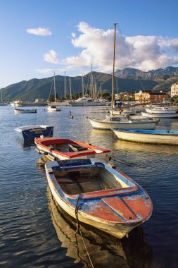 Güzel Akdeniz manzarası. Karadağ, Adriyatik Denizi ve Tivat kenti yakınlarındaki Kotor Körfezi manzarası