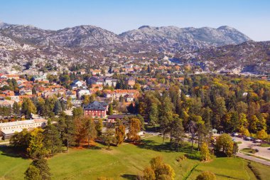 Cetinje şehri - Karadağ 'ın tarihi başkenti güneşli bir sonbahar gününde