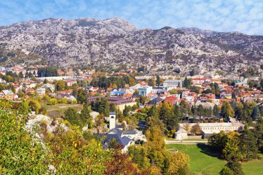 Karadağ. Güneşli bir sonbahar gününde Cetinje kasabası manzarası