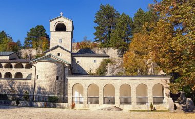 Güneşli bir sonbahar gününde antik Çetince Manastırı 'nın (Sırp Ortodoks Kilisesi Manastırı) manzarası. Karadağ, Çetince kenti