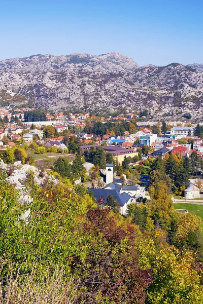 Slunečný podzim, nádherná horská krajina. Černá Hora, pohled na město Cetinje - historické hlavní město — Stock fotografie