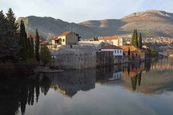 Vista do rio Trebisnjica perto da Cidade Velha da cidade de Trebinje no dia ensolarado de inverno. Bósnia e Herzegovina — Fotografia de Stock