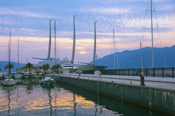 Tivat, Karadağ - 6 Eylül 2019: Porto Karadağ yat marinası manzarası. Dünyanın en büyük yelkenli yatlarından biri olan A yatı Tivat 'a vardı. — Stok fotoğraf