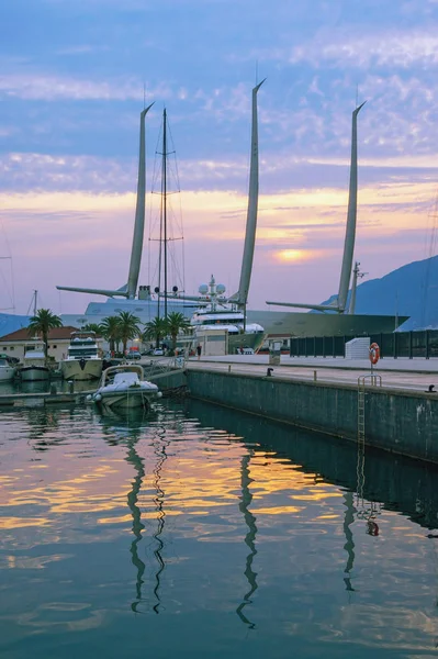 Tivat, Montenegro - 6 september 2019: Uitzicht op de jachthaven van Porto Montenegro. Zeiljacht A aangekomen in Tivat stad — Stockfoto