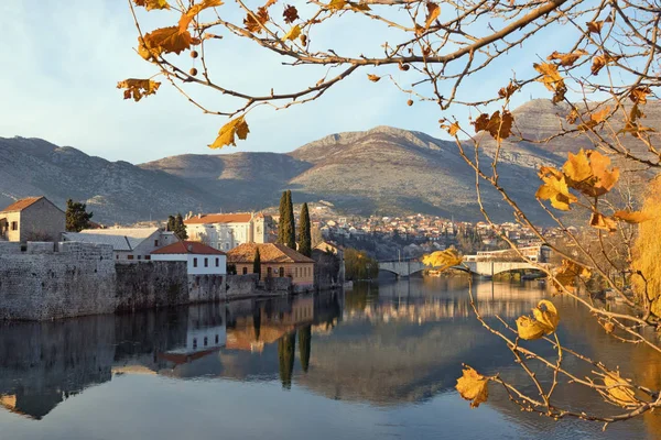 Pohled na město Trebinje a řeku Trebisnica za slunečného dne v prosinci. Bosna a Hercegovina, Republika Srpská — Stock fotografie