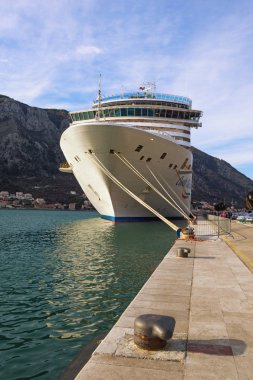 Kotor, Karadağ - 27 Aralık 2019: Kosta Deliziosa yolcu gemisi Kotor şehrine vardı