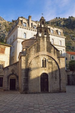 Dini mimari. Karadağ, Eski Kotor Kasabası, Unesco Dünya Mirası Bölgesi. Güneşli kış gününde Aziz Luke Kilisesi
