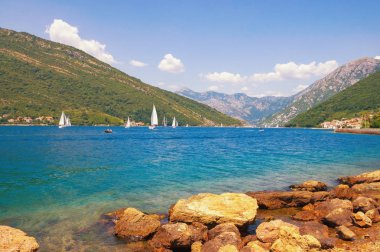 Güzel Akdeniz manzarası. Karadağ 'da yaz. Verige Boğazı yakınlarındaki Kotor Körfezi Görünümü 