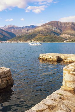 Güneşli kış günü, güzel Akdeniz manzarası. Karadağ, Adriyatik Denizi, Kotor Körfezi, Tivat