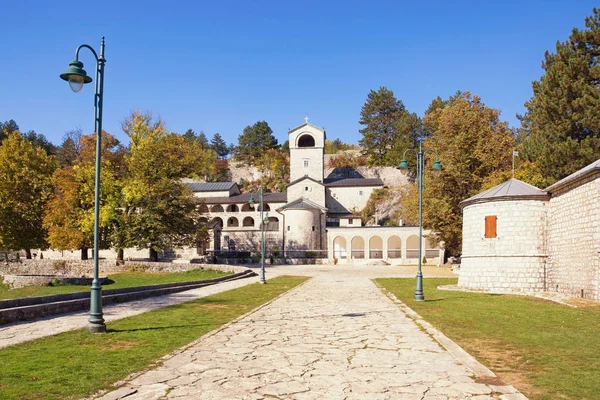 モンテネグロ、セチニェ市。晴れた秋の日に古代のCetinje修道院の眺め — ストック写真