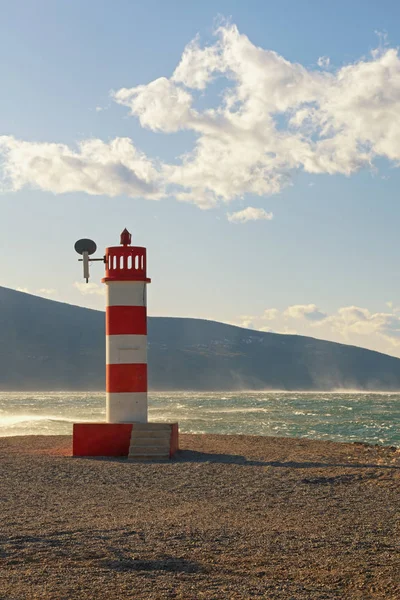 Dia de inverno ensolarado e ventoso, bela paisagem mediterrânea. Montenegro. Vista da Baía de Kotor com farol perto da cidade de Tivat — Fotografia de Stock