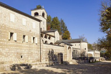 Güneşli bir sonbahar gününde antik Çetince Manastırı manzarası. Karadağ, Çetince kenti