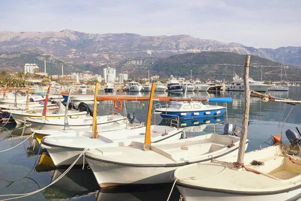 Suda balıkçı tekneleri. Sisli kış gününde güzel bir Akdeniz manzarası. Karadağ, Adriyatik Denizi. Budva şehrinin manzarası