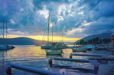 Güzel bir akşam manzarası. Yatlar ve balıkçı tekneleri. Karadağ, Adriyatik Denizi, Kotor Körfezi manzarası
