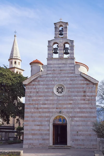 Θρησκευτική αρχιτεκτονική. Άποψη της εκκλησίας της Αγίας Τριάδας στην Παλιά Πόλη της Budva. Μαυροβούνιο — Φωτογραφία Αρχείου