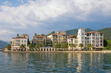 Tivat şehrinin deniz manzarası çok güzel. Karadağ, Adriyatik Denizi, Kotor Körfezi 