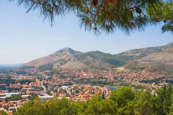 Bósnia e Herzegovina, República Srpska. Vista da cidade de Trebinje de Crkvina Hill no dia ensolarado de verão — Fotografia de Stock