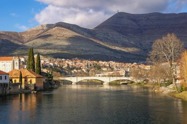 Nehir kıyısındaki antik bir kasaba. Bosna-Hersek ve Sırp Cumhuriyeti 'nde. Güneşli kış gününde Trebisnjica nehri ve Trebinje şehri manzarası