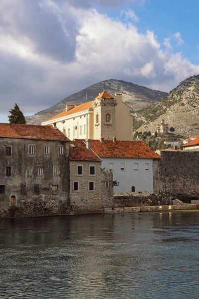 Vista Del Casco Antiguo Trebinje Orillas Del Río Trebisnjica Día —  Fotos de Stock