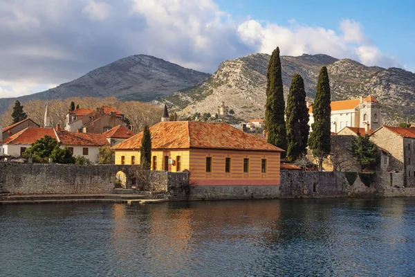 Vista Del Casco Antiguo Ciudad Trebinje Río Trebisnjica Soleado Día —  Fotos de Stock