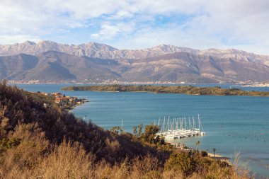 Güzel bir kış Akdeniz manzarası. Karadağ, Adriyatik Denizi. Lustica yarımadasından Kotor Körfezi ve Sveti Marko (Stradioti) adasının manzarası 