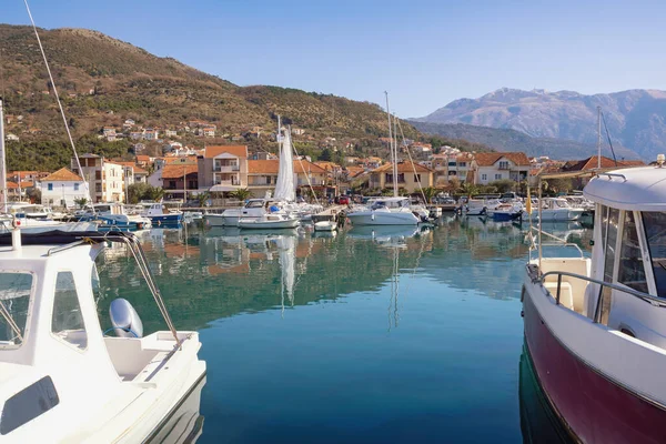 Limanda balıkçı tekneleri. Karadağ, Kotor Körfezi. Lovcen dağlarına karşı Tivat şehrindeki Marina Kalimanj manzarası