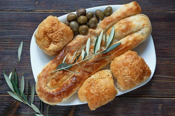 Cozinha Balcânica Burek Com Queijo Prato Nacional Popular Azeitonas Oliveiras — Fotografia de Stock